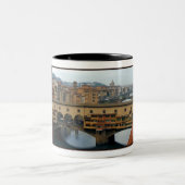 Ponte Vecchio、フィレンツェ、イタリア ツートーンマグカップ (中央)
