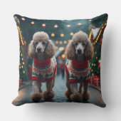 Poodle Dogs Christmas Snow Holiday  クッション (正面)