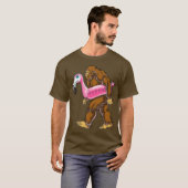 Pool Party Bigfoot Flamingo T shirt Sasquatch Tシャツ (正面フル)