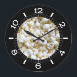 Popcorn Texture Photography Dialオン ラージ壁時計<br><div class="desc">ポップコーンテクスチャ撮影デザインを、カスタムフェスティバル時計顔上に。いいね、贈り物素晴らしアイディア。「このデザイ連絡ナ」リンクを使用して、お連絡客様の特別なデザイン要求に対して、またはお客様のカスタマイズプロジェクトの必要に応じて、何らかの支援をお受けいただけます。</div>