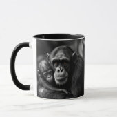 Portrait émouvant d’un chimpanzé et de son bébé. マグカップ (左)