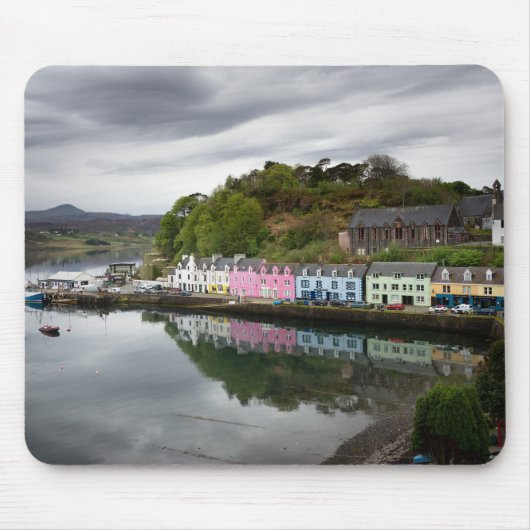 Portree、Skyeのカラフルな家 マウスパッド (正面)