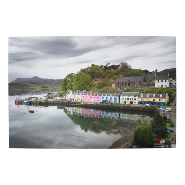 Portree、Skyeのカラフルな家 メタルプリント (正面)