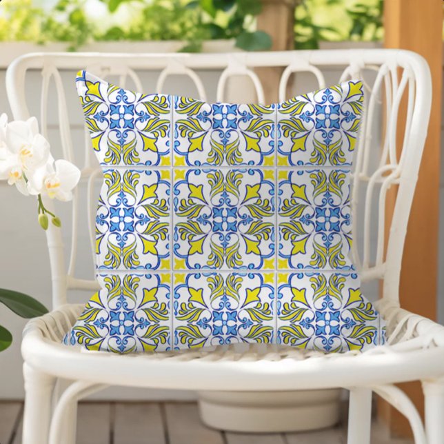 Portuguese Tile Pattern Yellow White Blue アウトドアクッション (クリエイターアップロード済み)