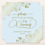 Posh 淡い色の Blueと金ゴールドが飲み物を飲み結婚ない ペーパーコースター<br><div class="desc">こ結婚のコースターエレガントはスタイリッシュおもしろいだ！スクリプトのレタリングと繊細な黄金のカールと渦巻きモダンとコーナーで美しいライトパウダーブルーと金ゴールド色のデザインを備えている。文字読「飲み物を飲まないで欲しい、私は踊りだ」とカップルの名前と下のデートの宇宙を付け結婚て。お客素晴らし様への思い出や、待ち合わせスタッフに飲み物を知らせるための実用的な澄ん方法も用意！</div>