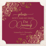 Posh Burgundy & 金ゴールドは私の飲み物を取らない結婚。 ペーパーコースター<br><div class="desc">こ結婚のコースターエレガントはスタイリッシュおもしろいだ！スクリプトのレタリングと繊細な黄金の巻きモダン毛とコーナーの渦巻きによる美しいブルゴーニュと金ゴールドのデザインを備えている。文字読「飲み物を飲まないで欲しい、私は踊りだ」とカップルの名前と下のデートの宇宙を付け結婚て。お客素晴らし様への思い出や、待ち合わせスタッフに飲み物を知らせるための実用的な澄ん方法も用意！</div>