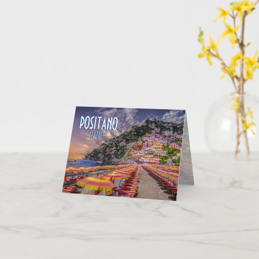 Positanoのビーチのイタリアの崖によってはアマルフィの日没が家へ帰ります カード (黄色い花)