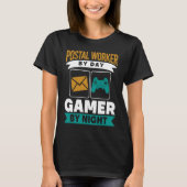 Postal Worker By Day Gamer By Night Mailman Gaming Tシャツ (正面)