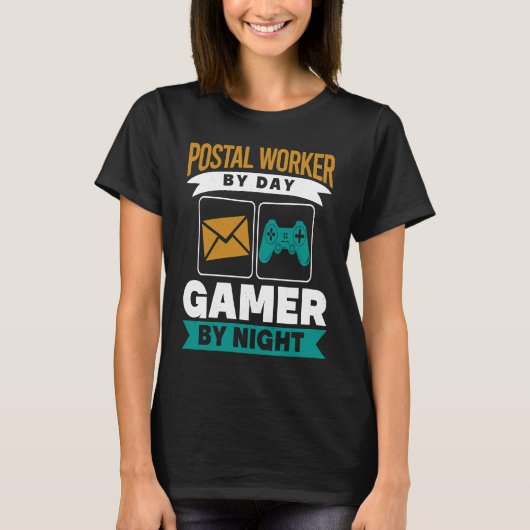 Postal Worker By Day Gamer By Night Mailman Gaming Tシャツ (正面)
