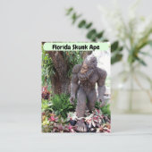 Postcrossing - Pic of Florida Skunk Ape ポストカード (スタンド正面)
