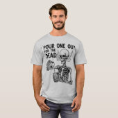 Pour One Out for the Homies Skeleton Drinking Funn Tシャツ (正面フル)