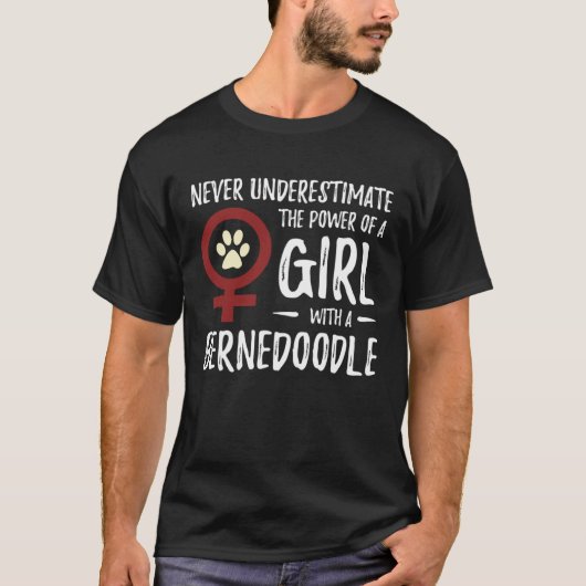 Power of Girl Bernedoodle Feminist Dog Mom Tシャツ (正面)
