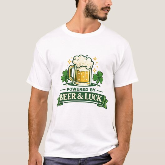 Powered by Beer and Luck Funny St. Patrick’s Day  Tシャツ (正面)
