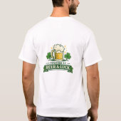 Powered by Beer and Luck Funny St. Patrick’s Day  Tシャツ (裏面)