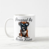 Powered by Boxer Kisses – Funny Boxer Dog Graphic コーヒーマグカップ (左)