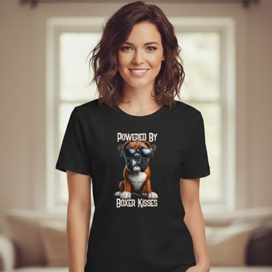 Powered by Boxer Kisses – Funny Boxer Dog Graphic Tシャツ