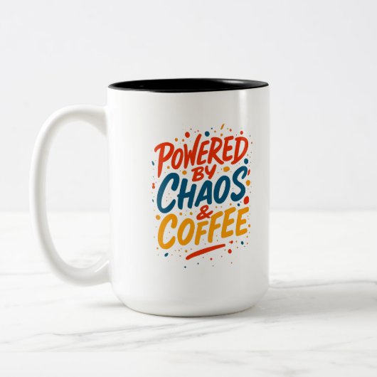 Powered by Chaos and Coffee Funny Tee ツートーンマグカップ (左)