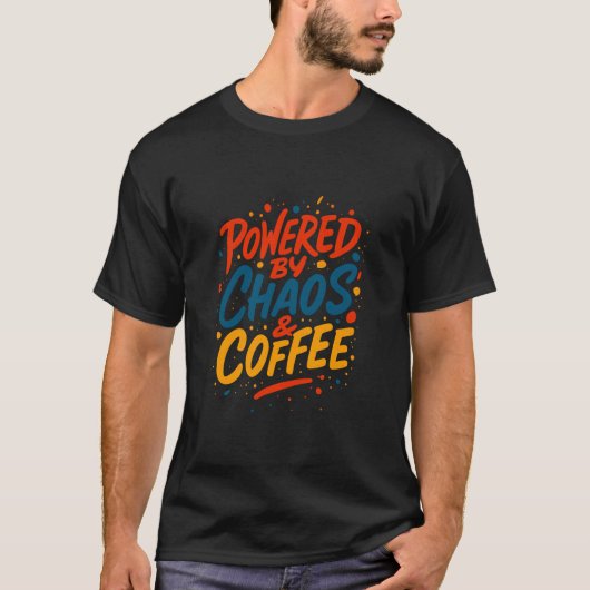 Powered by Chaos and Coffee Funny Tee Tシャツ (正面)