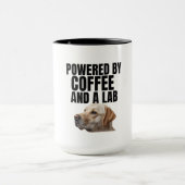 Powered by Coffee and a Lab – Yellow Lab – Coffee マグカップ (中央)