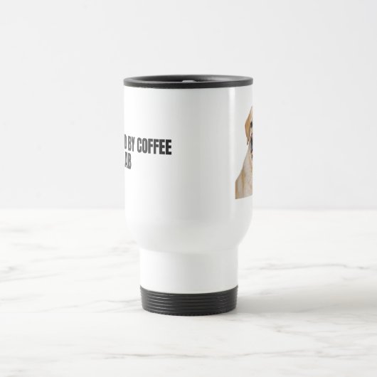 Powered by Coffee and a Lab – Yellow Labrador トラベルマグ (中央)