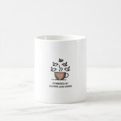 Powered by Coffee and Birds - Minimalist Birder De コーヒーマグカップ (中央)
