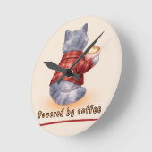 "Powered by Coffee" Cat Holding A Cup of Coffee ラウンド壁時計 (傾斜)