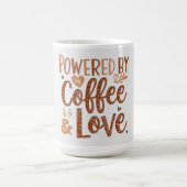 Powered by Coffee & Love – Cute Mom Life Design コーヒーマグカップ (中央)