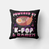 Powered by Kpop and Ramen Kpop Kawaii Anime Gift G クッション (裏面)