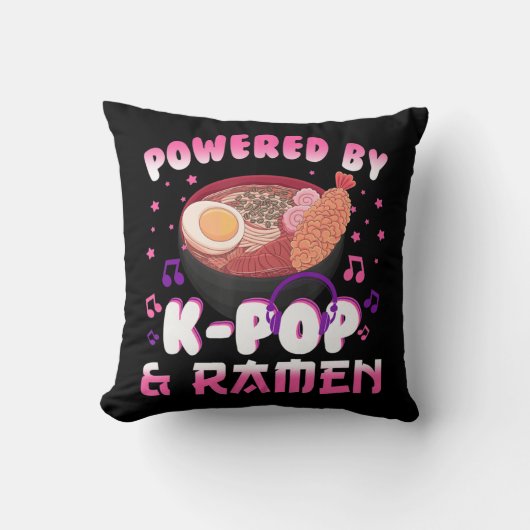 Powered by Kpop and Ramen Kpop Kawaii Anime Gift G クッション (正面)