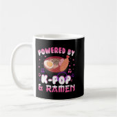 Powered by Kpop and Ramen Kpop Kawaii Anime Gift G コーヒーマグカップ (左)