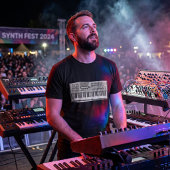 Powered by Oscillators – Retro Digital Wave Synth Tシャツ