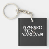 Powered by Tea & Sarcasm キーホルダー (正面)