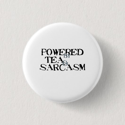 Powered by Tea & Sarcasm 缶バッジ (正面)