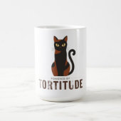 Powered by Tortitude Funny Cat Graphic コーヒーマグカップ (中央)
