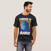 Powered By URANUS Retro Solar System Planet Design Tシャツ (正面フル)