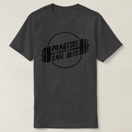 Practice Safe Setsトレーニングフィットネスモチベーション・ジム Tシャツ (デザイン正面)