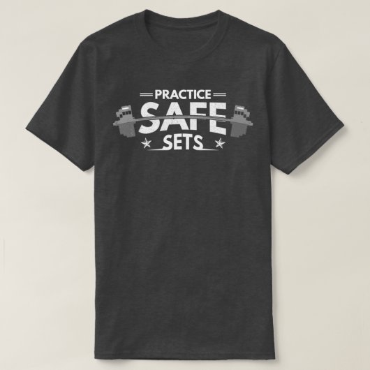 Practice Safe Sets Gymトレーニング重量挙げおもしろい Tシャツ (デザイン正面)