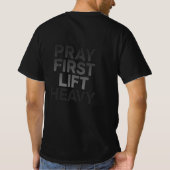 Pray First Lift Heavy – Christian Gym Motivation f Tシャツ (裏面)