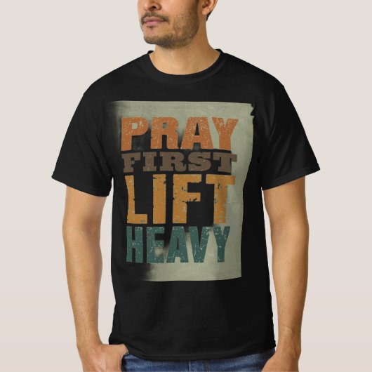 Pray First Lift Heavy Shirt – Christian Fitness Mo Tシャツ (正面)