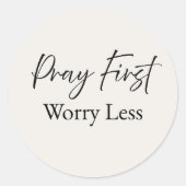 Pray First, Worry Less – Minimal Christian Sticker ラウンドシール (正面)