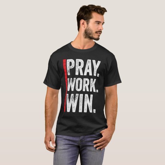 Pray Work Win Motivation Positive Funny Quote Tシャツ (正面フル)