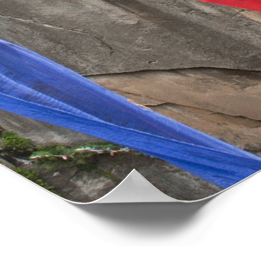 Prayer flags hang near Taktshang ポスター (角)