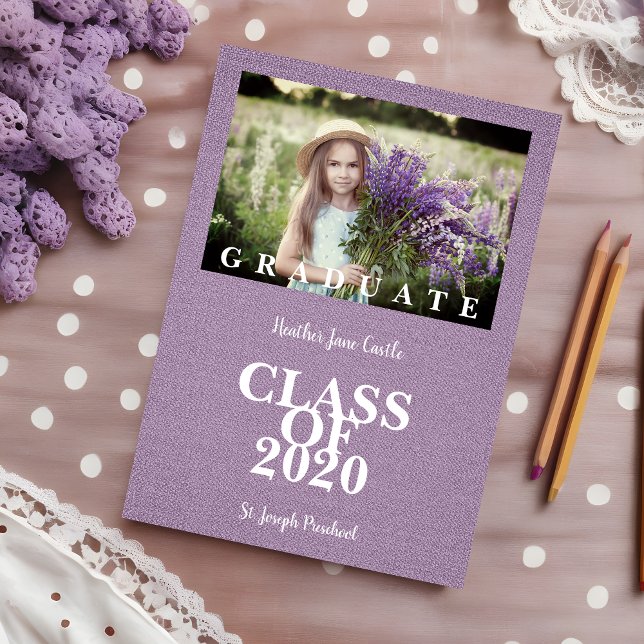 Pre-K卒業生のフォトマシンプルーヴェ織のテクスチャ (Rustic Linen Effect Elegant Lilac Graduation Photo Announcement Card.)