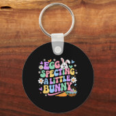 Pregnancy Announcement Egg Specting A Little Bunny キーホルダー (正面)