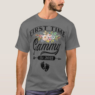 Pregnancy Announcement First Time gammy Est Tシャツ