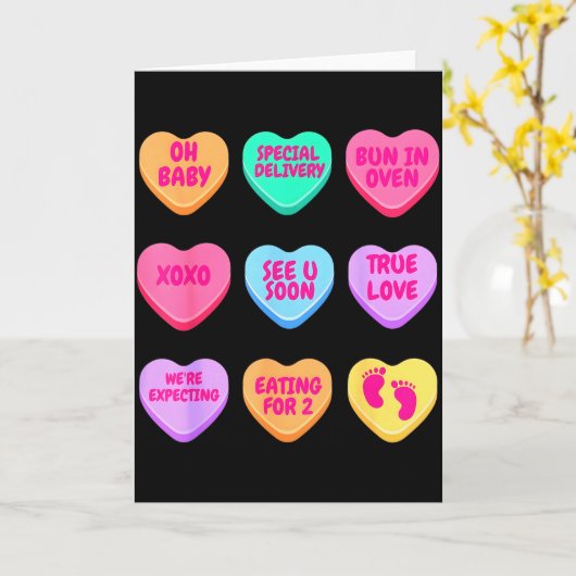Pregnancy Announcement Hearts Candy Valentines Bab カード (黄色い花)