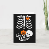 Pregnant Skeleton Baby Bump Funny Halloween Tee  カード (正面)