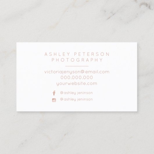 Premadeのロゴの写真撮影のミニマルなタイポグラフィの白 名刺 (裏面)