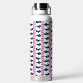 Preppy Alligator Greek Key Stripe – Pink & Navy   ウォーターボトル (背面)