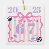 Preppy Coquette 6–7 Pink Stripe Bow Trend Year セラミックオーナメント (正面)